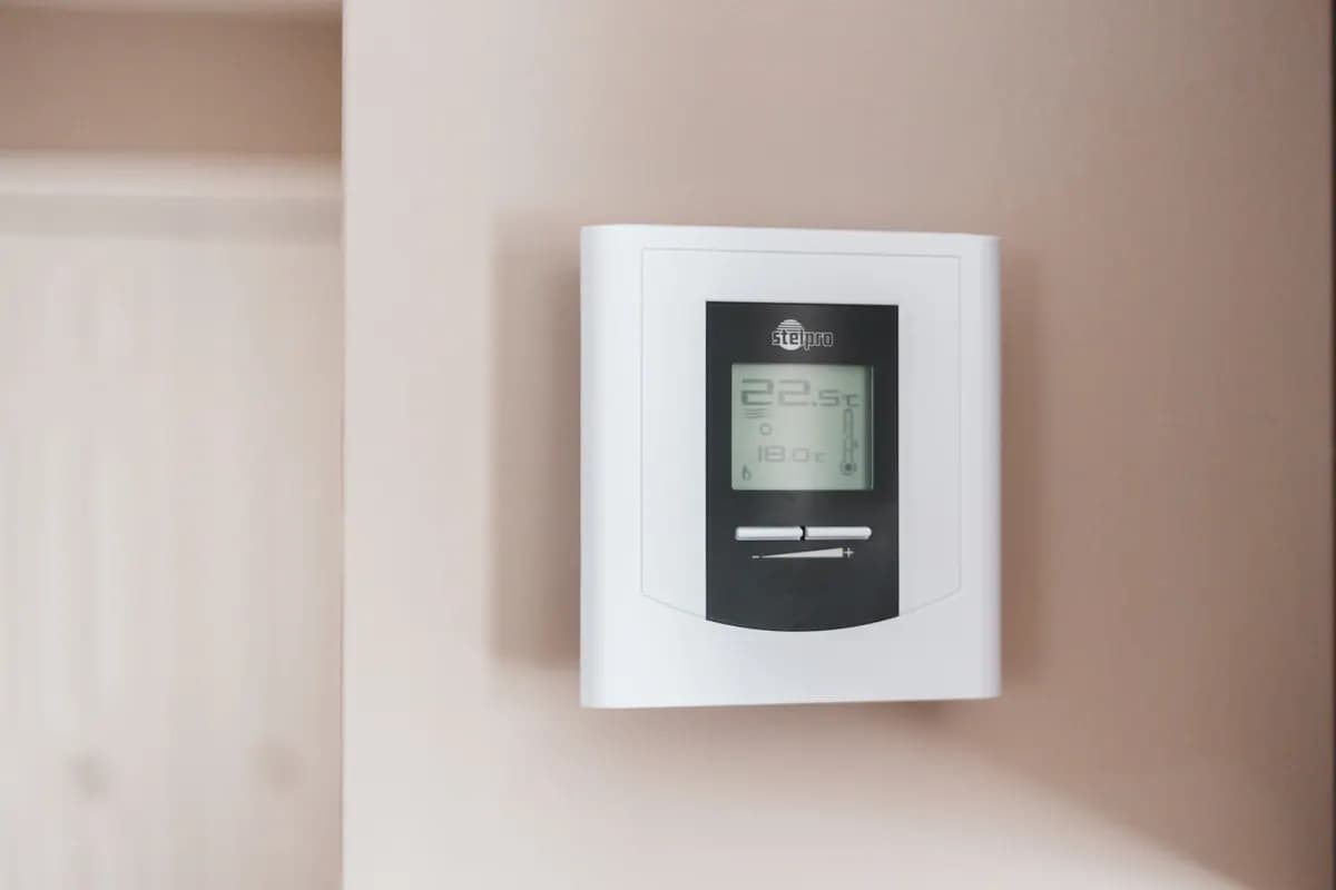 Duvara monte dijital oda termostatı
